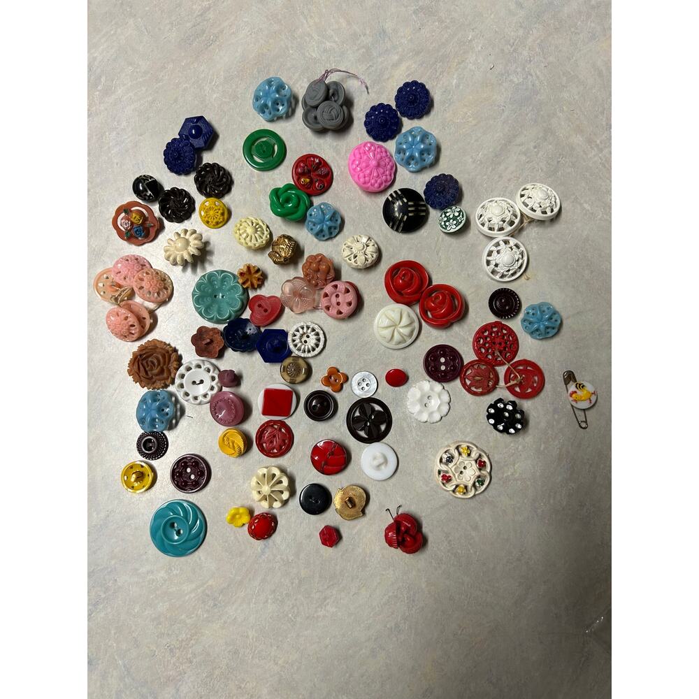 Vintage Fancy Loose Plastic Buttons Assorted Sizes, Shapes,‎ Colors and Brands